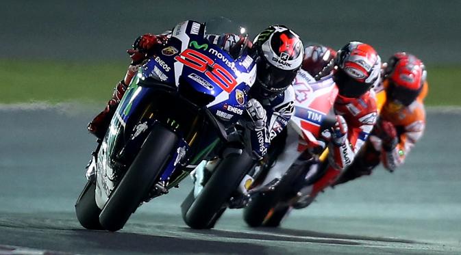 Pebalap Movistar Yamaha, Jorge Lorenzo, memimpin di depan Andrea Dovizioso dan Marc Marquez pada balapan MotoGP Qatar di Sirkuit Losail, Senin (21/3/2016) dini hari WIB. (AFP/Karim Jaafar)