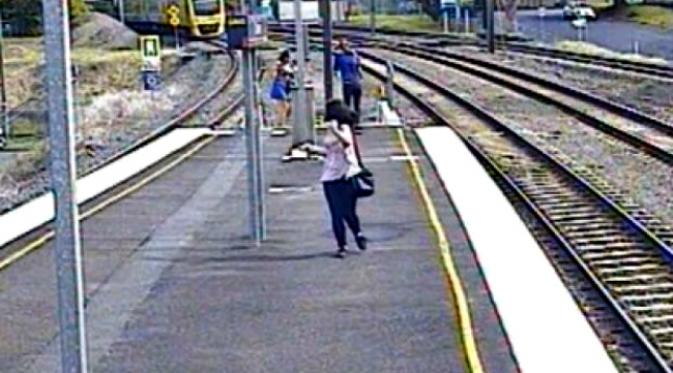 Seorang remaja menghentikan layanan kereta komuter demi menyelamatkan burung parkitnya yang bertengger di rel. (Sumber Brisbane Times)