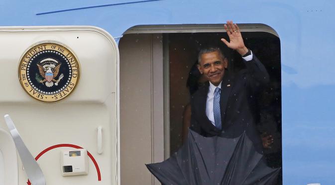 Presiden AS, Barack Obama melambaikan tangan saat turun dari pesawat Air Force One setibanya di Bandara Internasional Havana, Kuba, Minggu (20/3). Kunjungan Obama ini yang pertama dilakukan seorang presiden AS sejak 88 tahun lalu. (REUTERS/stringer)