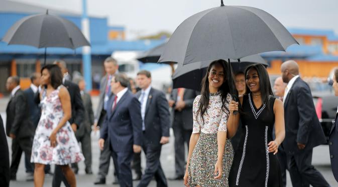 Putri Presiden Barack Obama, Sasha (kanan) dan Malia setibanya di Bandara Internasional Havana, Kuba, Minggu (20/3). Ini adalah kunjungan Presiden AS yang pertama ke Kuba dalam 88 tahun, sekaligus pembuka babak baru hubungan dua negara. (REUTERS/stringer)