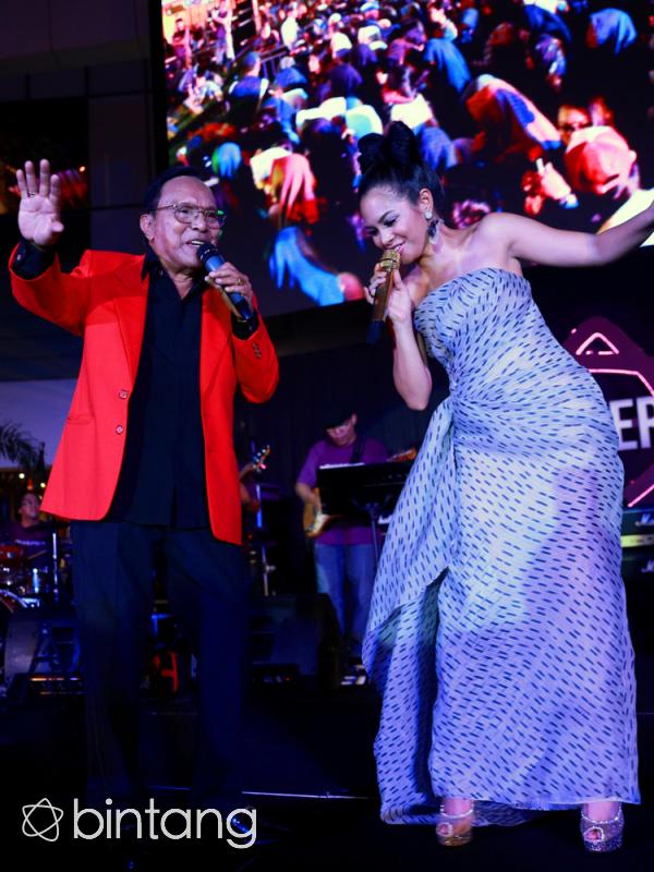 Duet seru Andien dan Bob Tutupoly di Konser 3 Generasi (Adrian Putra/Bintang.com)