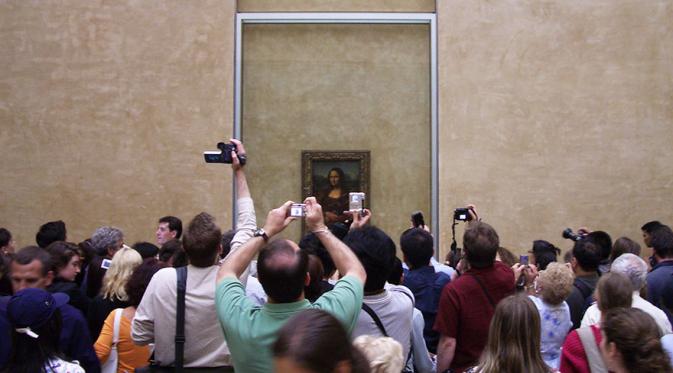 Kenyataan melihat lukisan Mona Lisa di Museum Louvre, Paris. (Shutterstock)