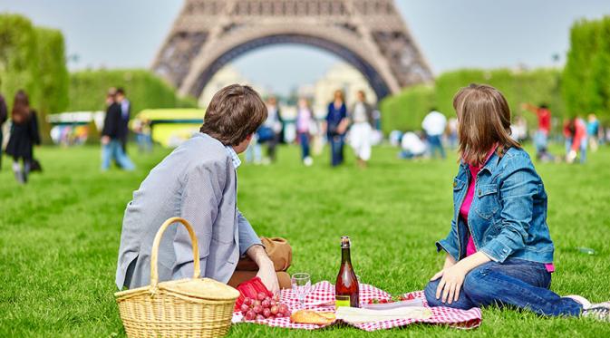 Ekspektasi berpiknik dekat Menara Eiffel, Paris. (Shutterstock)