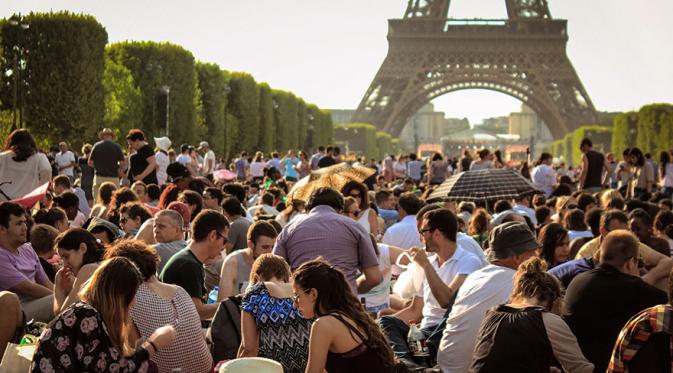 Kenyataan berpiknik dekat Menara Eiffel, Paris. (Shutterstock)