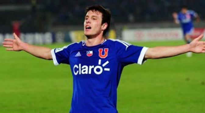 Pemain Universidad de Chile. Angelo Henriquez, melalukan selebrasi setelah mencetak gol ke gawang Deportivo Quito, pada gelaran piala Libertadores di Stadion Nacional di Santiago,10 Mei 2012. AFP PHOTO / MARTIN BERNETTI