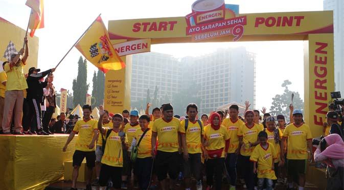 Semangat para peserta “Sarapan Sehat Sebelum Jam 9” saat mengikuti jalan sehat dengan start di Parkir Timur Senayan, Jakarta, Minggu (20/3).