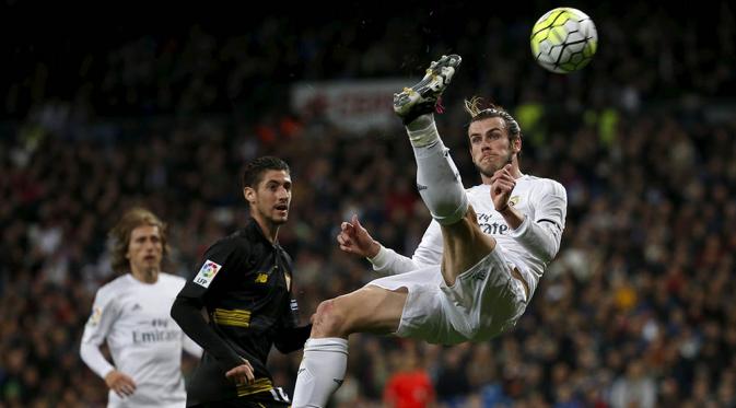 Gelandang serang Real Madrid, Gareth Bale, melakukan tendangan salto saat melawan Sevilla pada laga La Liga Spanyol di Stadion Santiago Bernabeu, Madrid, Minggu (20/3/2016). Madrid menang 4-0 atas Sevilla. (Reuters/Sergio Perez)