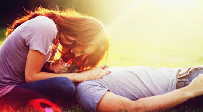 Inilah 8 pesan cinta paling romantis yang akan membuat hubunganmu dengannya semakin harmonis dan bahagia.