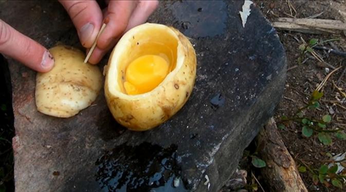 Memasak telur dalam kentang merupakan salah satu cara bertahan hidup di alam liar. (worthytoknow.com)