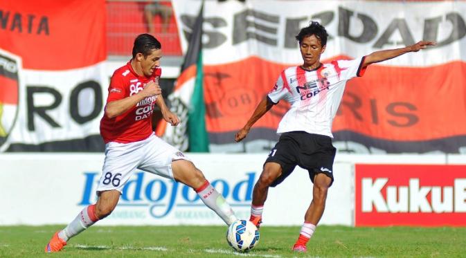 Silvio Escobar (kiri) berduel dengan Amarzukih kala Bali United bersua Persija di laga kedua Grup Bali Piala Bhayangkara, Senin (21/3/2016). (Bola.com/Iwan Setiawan)