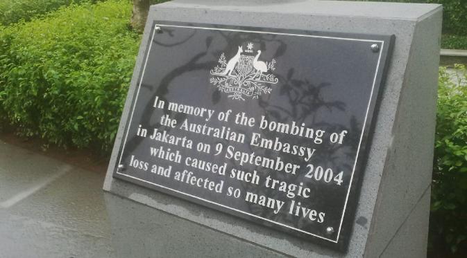 Monumen peringatan bom di kedutaan Australia. (Liputan6.com/Silvanus Alvin)