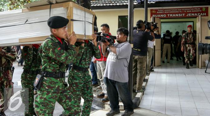 Sejumlah awak media saat meliput 13 peti korban helikopter TNI yang jatuh di RS Polri, Jakarta, Senin (21/3). Helikopter TNI AD mengalami kecelakaan saat akan mendarat di stadion Poso. (Liputan6.com/Yoppy Renato)