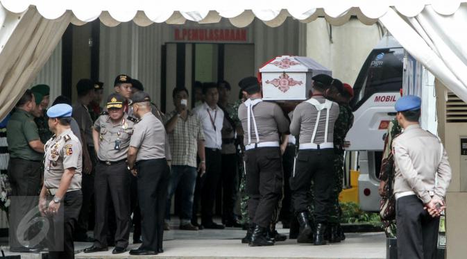 Petugas TNI dan Polisi membawa peti jenazah korban dari jatuhnya helikopter TNI di Poso, Jakarta, Senin (21/3/2016). Jenazah korban akan menjalani proses identifikasi di RS Polri (Liputan6.com/Yoppy Renato)