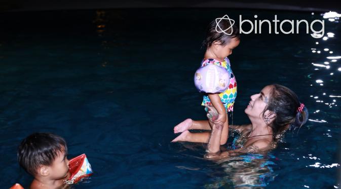 Tak haya sendirian, Sheila Marcia mengajak anaknya berenang. Galih W. Satria/bintang.com)