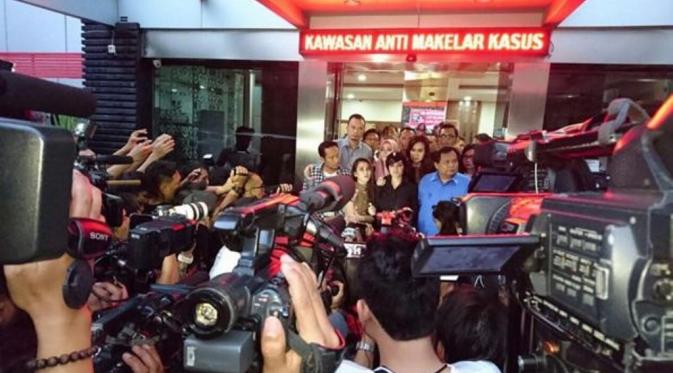 Julia Perez, Ayu Ting Ting dan Denny Cagur usai diperiksa di Polda Metro Jaya terkait kasus Zaskia Gotik [foto: instagram/juliaperrezz]