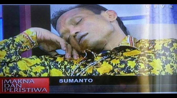 Sumanto, si pemakan mayat itu diundang di salah satu acara TV nasional dan ketiduran saat siaran langsung. Semua gak berani membangunkannya.