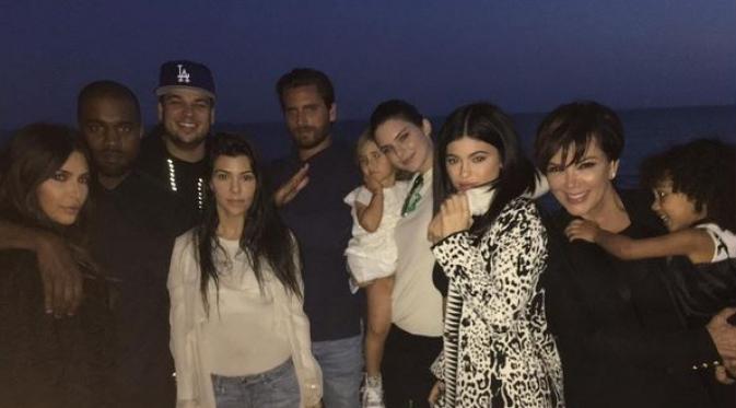 Keluarga Kardashian di ulang tahun Rob Kardashian. (via instagram.com/kendalljenner/)