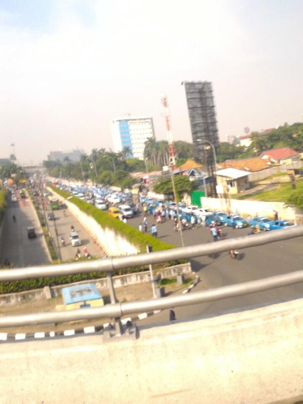 Suasana kemacetan di depan Rumah Sakit UKI, Cawang, Jakarta Timur | via: istimewa