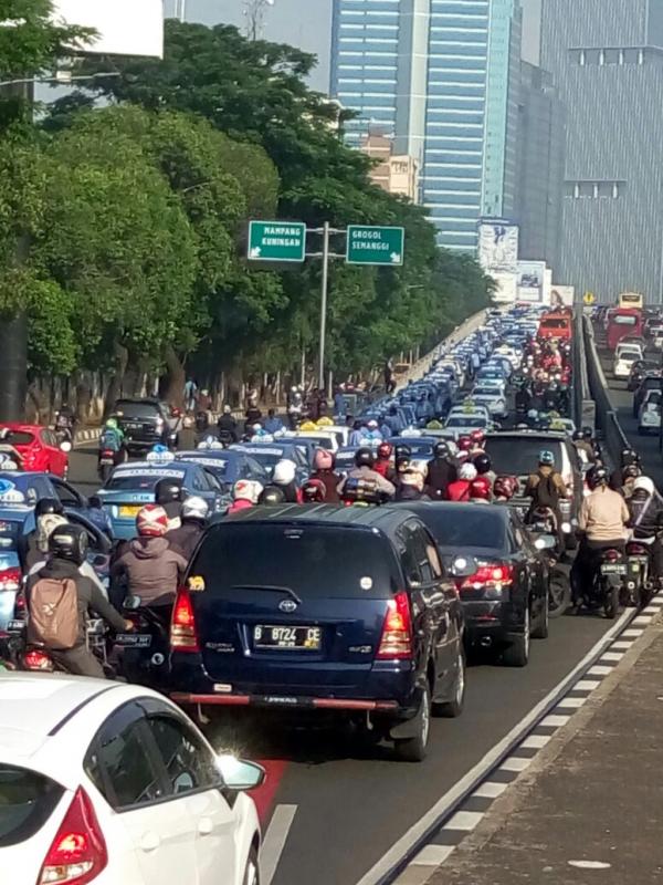 Demo taksi juga akibatkan kemacetan di kawasan Semanggi | via: Istimewa