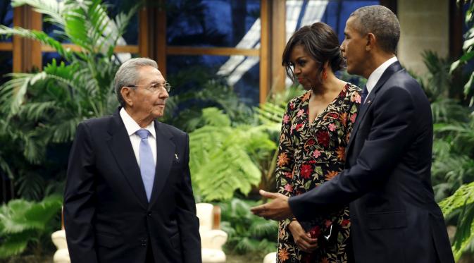(Ki-ka) Presiden Kuba Raul Castro berbincang dengan Ibu Negara Amerika Serikat, Michelle Obama dan Presiden AS Barack Obama saat tiba untuk menghadiri makan malam kenegaraan di Istana Revolusi, Havana, Senin (21/3). (REUTERS/Jonathan Ernst)