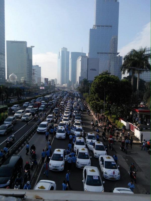 Suasana kemacetan di sepanjang jalan Gatot Subroto | via: istimewa