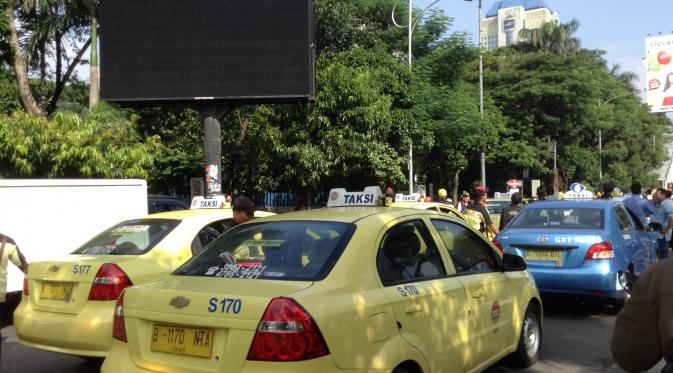 Ribuan sopir taksi berdemo, Jalan Gatot Subroto ke arah Semanggi macet (Liputan6.com/Irna