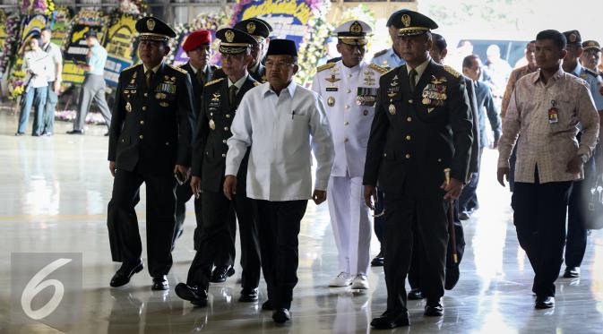 Wapres Jusuf Kalla bersama pejabat tinggi TNI hadir dalam acara persemayaman di Hanggar Skadron Udara 17 Lanud Halim Perdanakusuma, Jakarta, Selasa (22/3). 13 prajurit TNI tewas akibat kecelakaan helikopter tersebut. (Liputan6.com/Faizal Fanani)