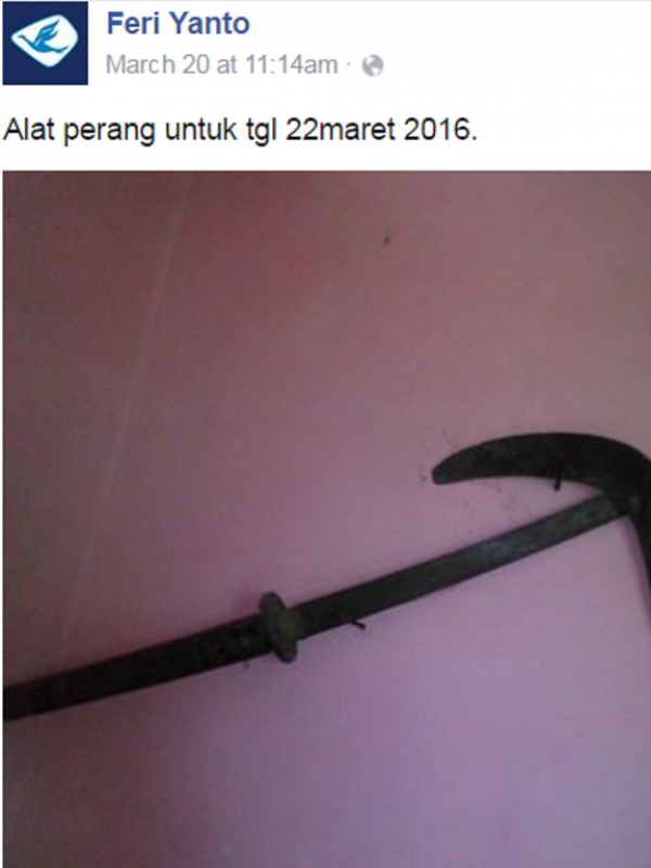 Foto dua bilah senjata tajam yang diunggah pemilik akun Feri Yanto | via: Facebook/Feri Yanto