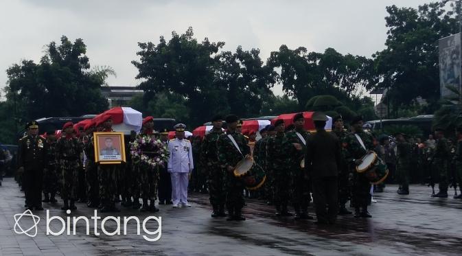 Suasana Pemakaman 13 Jenazah TNI Korban Helikopter Jatuh di Poso (Foto: Bintang.com/Dadan Deva)