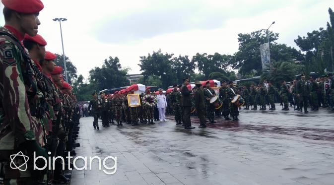 Suasana Pemakaman 13 Jenazah TNI Korban Helikopter Jatuh di Poso (Foto: Bintang.com/Dadan Deva)