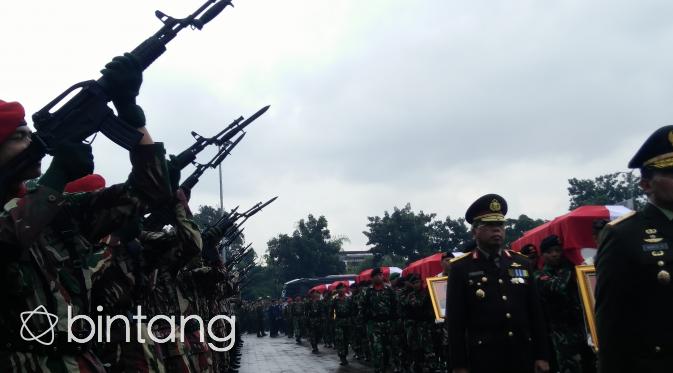 Suasana Pemakaman 13 Jenazah TNI Korban Helikopter Jatuh di Poso (Foto: Bintang.com/Dadan Deva)