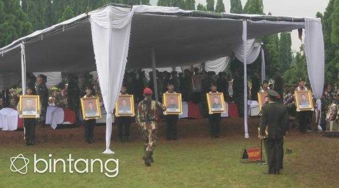 Suasana Pemakaman 13 Jenazah TNI Korban Helikopter Jatuh di Poso (Foto: Bintang.com/Dadan Deva)