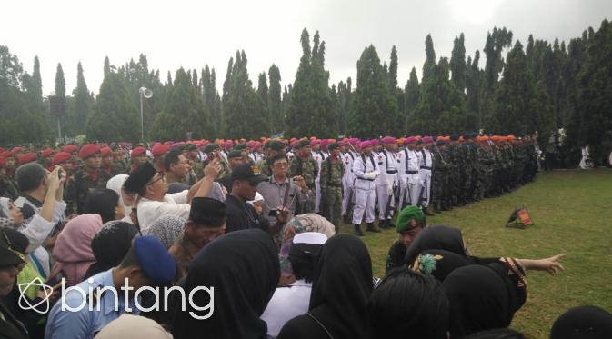 Tembakan Salvo Sambut Kedatangan Jenazah Korban Heli di Poso| (Dadan Deva/Bintang.com)