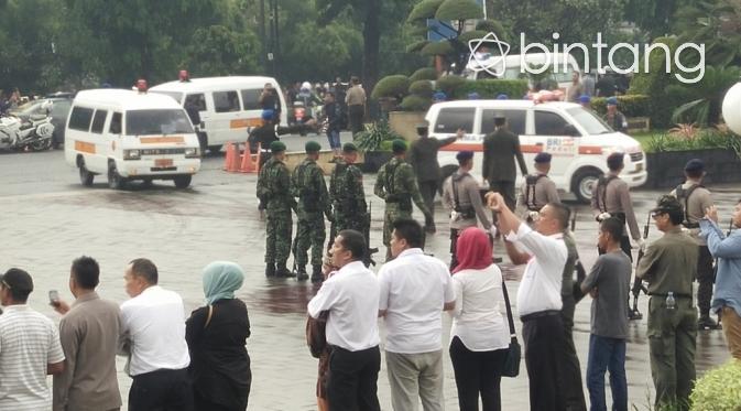 Tembakan Salvo Sambut Kedatangan Jenazah Korban Heli di Poso| (Dadan Deva/Bintang.com)