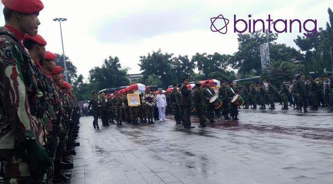 Tembakan Salvo Sambut Kedatangan Jenazah Korban Heli di Poso| (Dadan Deva/Bintang.com)