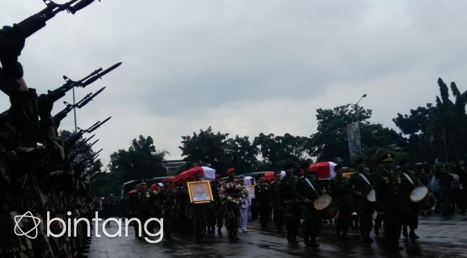 Tembakan Salvo Sambut Kedatangan Jenazah Korban Heli di Poso| (Dadan Deva/Bintang.com)