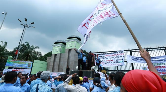 Demonstrasi sopir taksi konvensional menentang keberadaan taksi online. (Fathan Rangkuti/bintang.com)