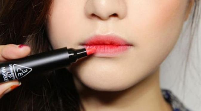 Memakai lipstik hanya di bagian dalam bibir merupakan salah satu trik agar terlihat seperti cewek korea. (via: herbal-id.com)