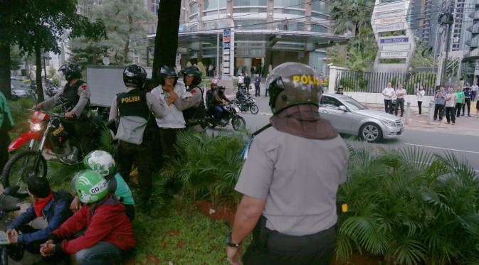 Di depan Graha CIMB Niaga, Senayan, polisi mencegat 'driver' ojek online yang konvoi di jalur cepat. (Eduard Simon Silitonga/bintang.com)