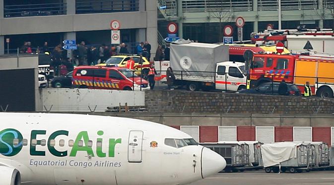 Petugas darurat dikerahkan ke lokasi ledakan di bandara Zaventem di Brussel, Belgia, Selasa (22/3). (REUTERS/Francois Lenoir)