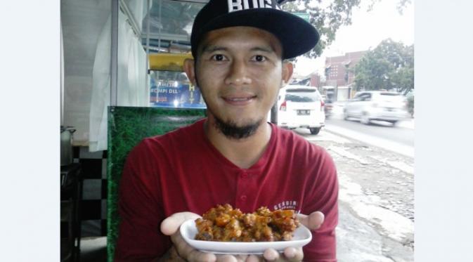 Airlangga Sucipto makin serius menekuni bisnis kuliner. Terakhir, ia membuka Kedai Mungil di Bandung yang menyajikan menu rumahan yang unik. (Bola.com/Erwin Snaz)