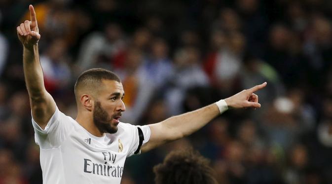 Karim Benzema meayakan golnya ke gawang Sevilla pada lanjutan La Liga Spanyol pekan ke-30 di Stadion Santiago Bernabeu, Senin (21/3/2016) dini hari WIB.  (REUTERS/Sergio Perez)