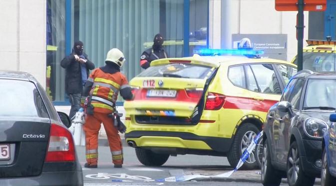 Petugas darurat terlihat di luar stasiun metro Maalbeek, di Brussels, Belgia, setelah terjadi ledakan, Selasa (22/3). (REUTERS/Reuters TV)