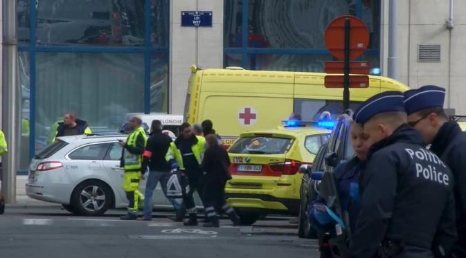 Petugas medis dan aparat keamanan dikerahkan ke lokasi ledakan di stasiun metro Maalbeek, di Brussels, Belgia, Selasa (22/3).  Ledakan itu terjadi kurang dari satu jam setelah pengeboman di bandara yang menewaskan belasan orang. (REUTERS/Reuters TV)