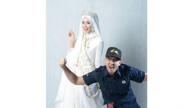 Salah satu mantan finalis Puteri Muslimah Indonesia dengan kru Indosiar. (instagram)