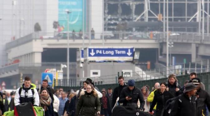Penumpang dievakuasi setelah ledakan terjadi di Bandara Zaventem, Brussels, Belgia, Selasa (22/3). (Sylvain Lefevre/Getty Images)