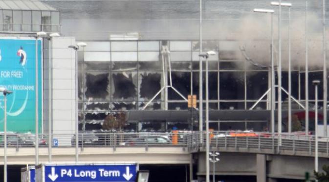 Kaca pecah dan sembulan asap jadi rupa Bandara Zaventem, Brussels, Belgia, setelah dilanda dua ledakan, Selasa (22/3). (Sylvain Lefevre/Getty Images)