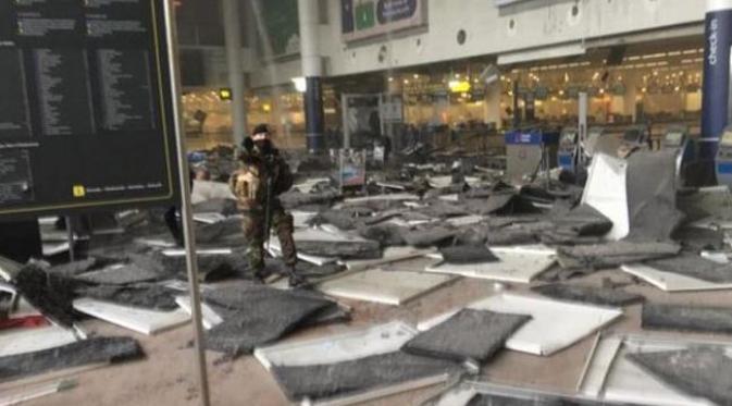 Keadaan terminal kedatangan Bandara Zaventem, Brussels, Belgia, setelah dilanda dua ledakan, Selasa (22/3). (Twitter)