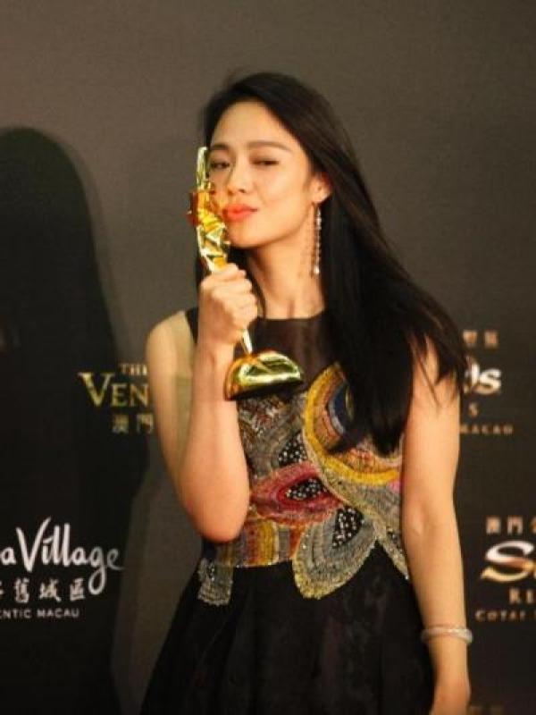 Zhou Yun di ajang Asian Film Awards 2016. foto: news.yahoo.com