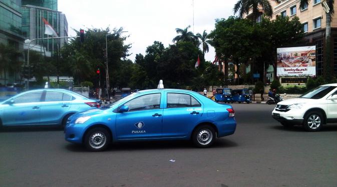 Taksi Blue Bird Group melintas di depan Terminal Bus Blok M, Jakarta Selatan. (Liputan6.com/Anri Syaiful)